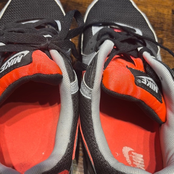 Nike Air Max 90
Black Radiant Red Wolf Grey - Picture 4 of 6